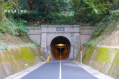 綠色隧道騎腳踏車